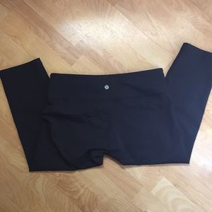 Lululemon Wunder Under Crop size 10 dot pattern